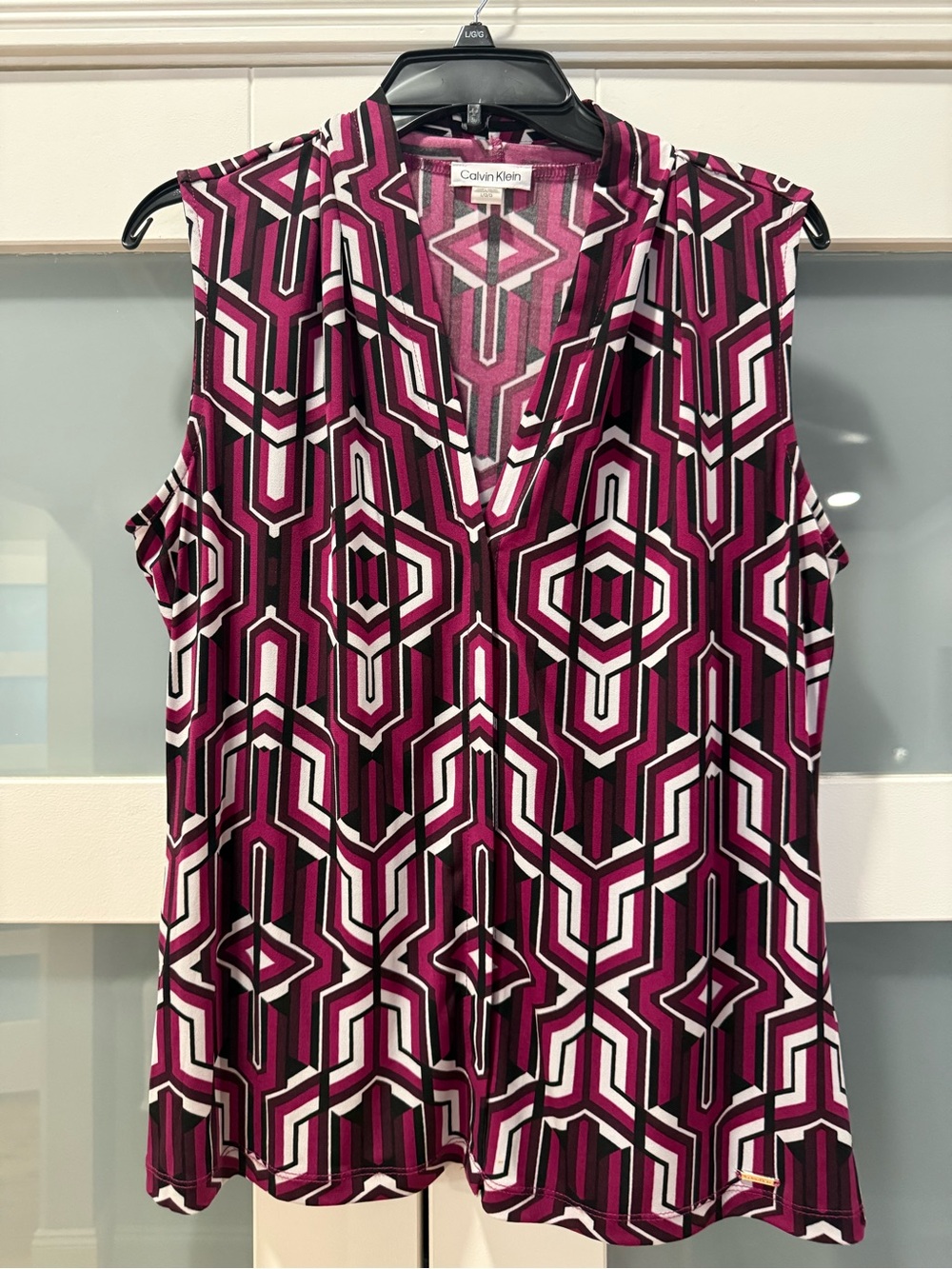 Calvin Klein Women's Sleeveless Geometric V-Neck Top - Magenta/Black/White LG